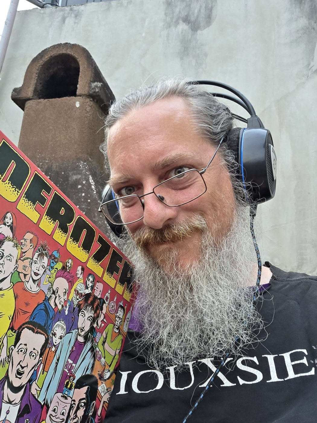 Burg mit Derozer-Bar-Vinyl und kabelgebundenen Kopfhörern vor dem Steingrill